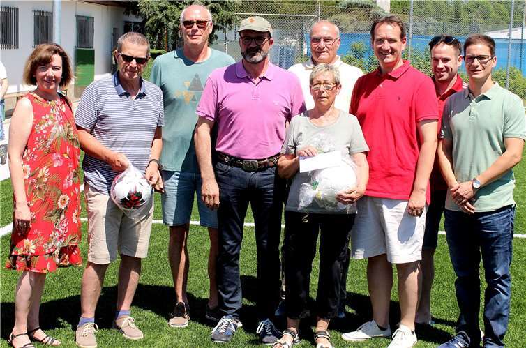 Feierliche Eröffnung des Kunstrasens mit Verbandsgemeinde- und Ortsbürgermeister. Fotos: TuS Kettig