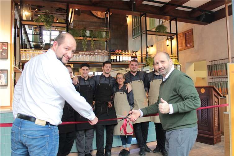 Feierliche Eröffnung durch Wolfgang Gros (GM) der Nürburgring Hotels und Manuel Melerski (F&B-Direktor) zusammen mit dem Lucia-Team.  Foto: privat