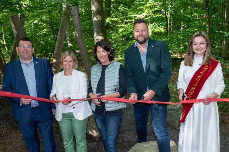Feierliche Eröffnung mit Durchschneiden des symbolischen Bandes (biologisch abbaubar!)v.li: Landrat des Rhein-Lahn-Kreises Jörg Denninghoff, Klimaschutzministerin Katrin Eder, Wirtschaftsministerin Daniela Schmitt, OB Lahnstein Lennart Siefert und Rhein-Lahn-Nixe Kristina.  Fotos: SCH