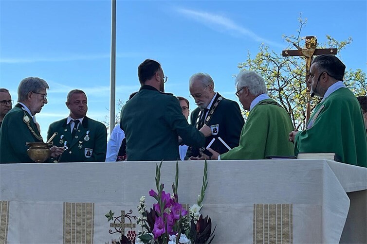 Feierliche Königskrönung: Der neue Schützenkönig Heribert Malm mit der traditionellen Königskette der St. Georg Schützenbruderschaft.