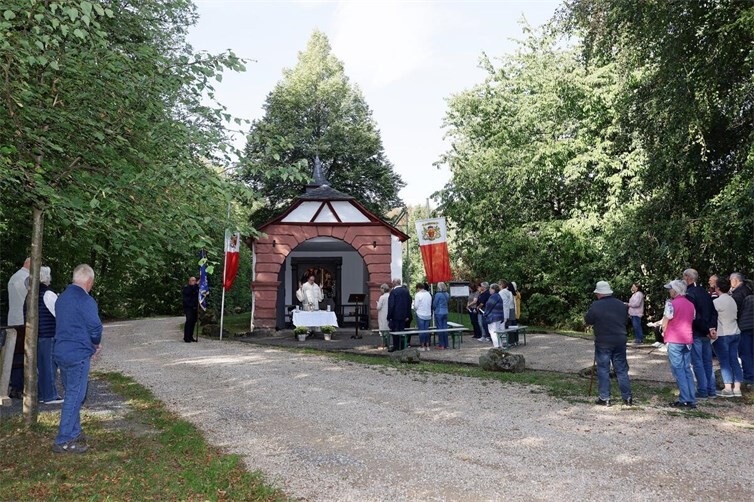 Feierliche Messe an der Kapelle, in jedem Jahr zum Abschluß der Kirmes im Ort