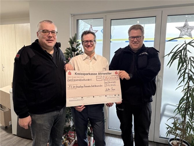 Feierliche Scheckübergabe: 1. Vorsitzender Michael Faßbender, Steuerberater Miro Perra, Kassierer Thomas Vollmer.  Foto: Perra