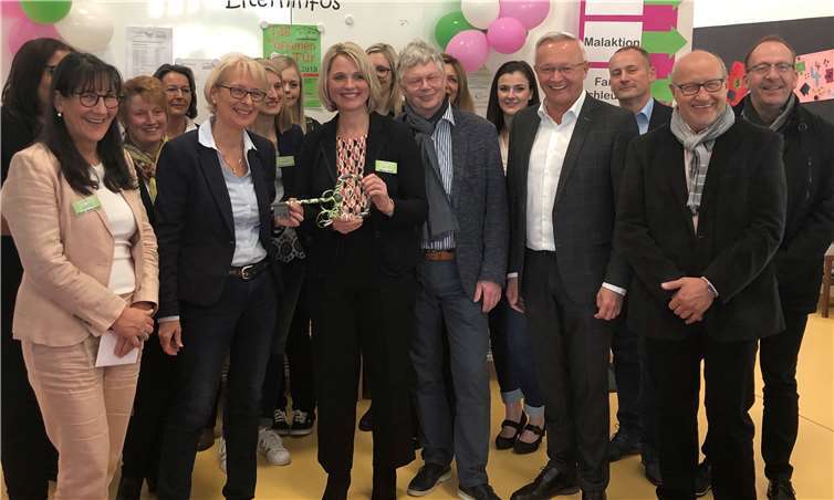 Feierliche Schlüsselübergabe in der neuen Kindertagesstätte Casa Feliz in Rheinbrohl an die neue Kita-Leiterin Silvia Bent. Landrat Achim Hallerbach und der Vorsitzende des Kita-Zweckverbands, Reiner W. Schmitz, gratulieren und planen bereits die Erweiterung um eine fünfte Kita-Gruppe. Foto: Kreis Neuwied