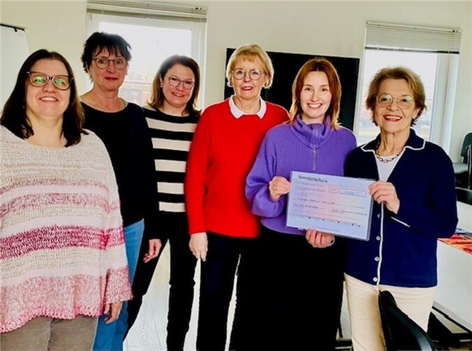 Feierliche Spendenübergabe.  Foto: Frau Mende