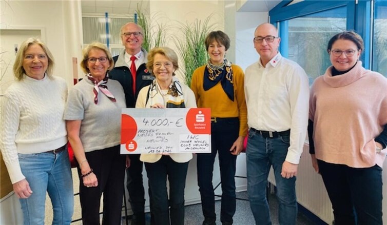 Feierliche Spendenübergabe.  Foto: Sybille Lenz