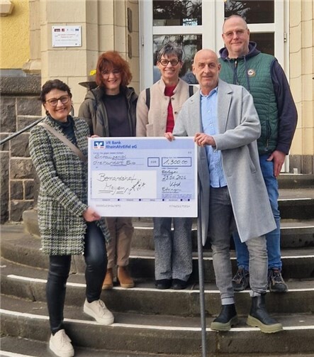 Feierliche Spendenübergabe.  Foto: privat