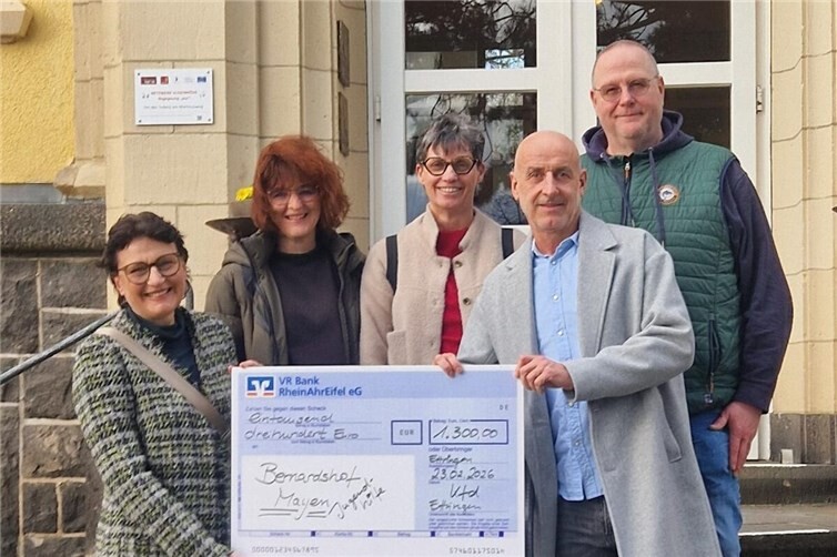 Feierliche Spendenübergabe.  Foto: privat