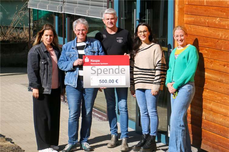 Feierliche Spendenübergabe an das Hospiz St. Thomas (v. l. n. r.): Christine Neurath, Hospizleiterin Frau Hebgen, Schulleiter Franz-Josef Gerz, Giuseppina Recchia und Angelina Hähner freuen sich über das großartige Engagement der Schülerinnen und Schüler. . Foto: DGKK