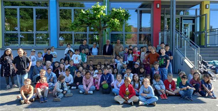 Feierliche Übergabe der Freundschaftsbank an der Grundschule Sankt Johannes in Erpel. Foto: privat