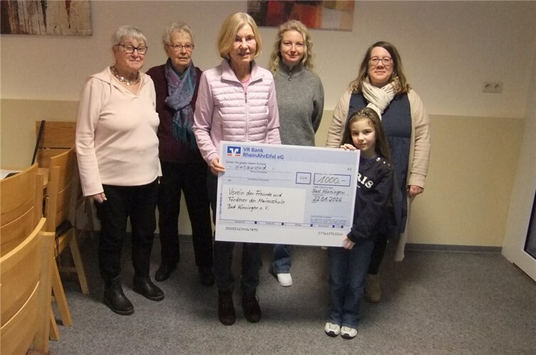 Feierliche Übergabe der Spende.  Foto: privat