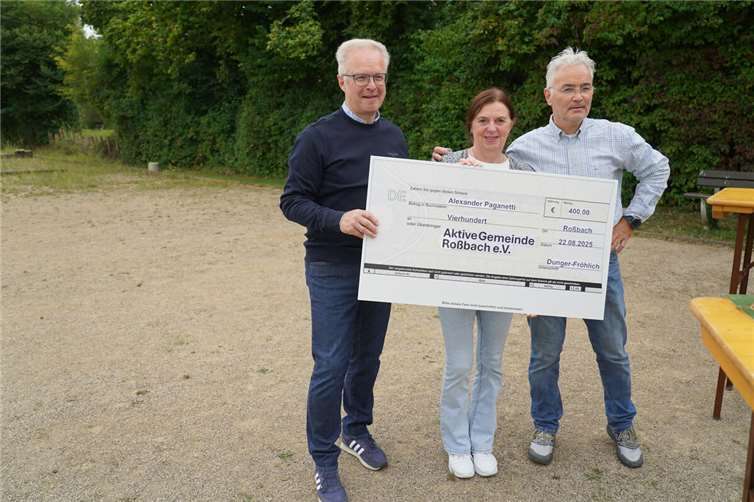 Feierliche Übergabe der Spende durch die Aktive Gemeinde Roßbach e.V. Foto: privat