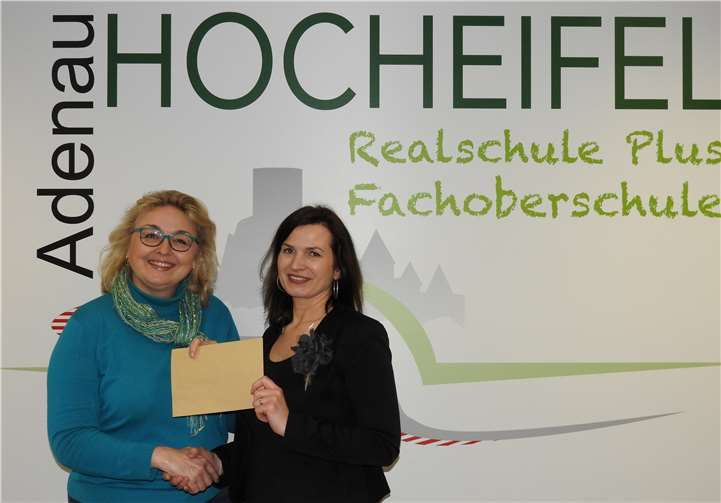 Feierliche Übergabe der Spenden.privat