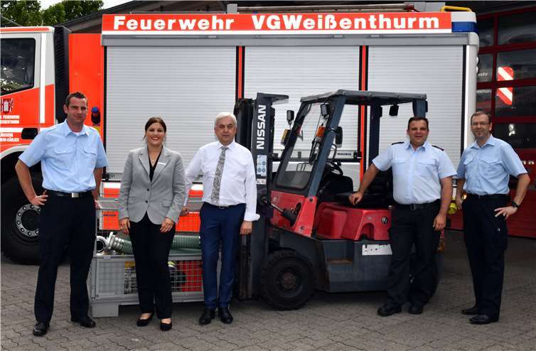 Feierliche Übergabe des Gabelstaplers, der zuvor im Warenlager der Bank im Einsatz war, an die Freiwillige Feuerwehr.Foto: privat