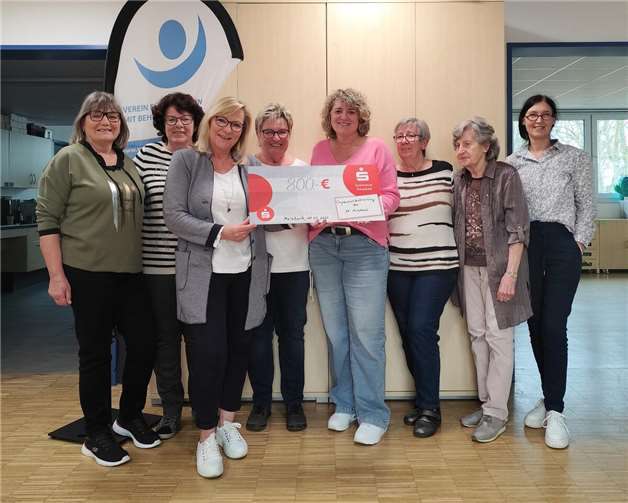 Feierliche Übergabe des Spendenschecks.  Foto: privat