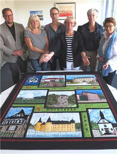 Feierliche Übergabe des Wachtberg-Quilts am Montag, 19. August.: (v.r.n.l.) Bürgermeisterin R. Offergeld, G. Böhlken-Nagel, B. Pfeiffer, A. Walz, M. Mattick und S. Christian. Foto: Gemeinde Wachtberg