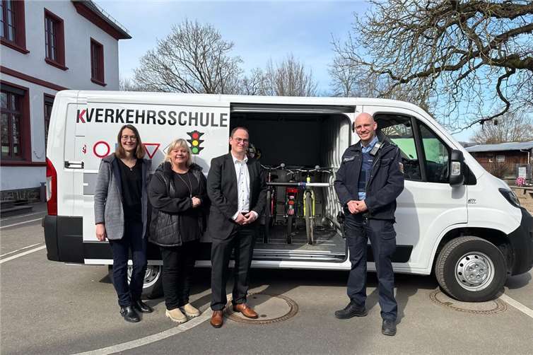 Feierliche Übergabe des neuen Fahrzeugs für die mobile Jugendverkehrsschule: v.l. Petra Rojan (Schulverwaltungsamt), Nicole Adams (Schulleiterin GS Wallersheim), Ingo Schneider (Bildungs- und Kulturdezernent), Benjamin Krahl (Verkehrssicherheitsberater). Foto: Stadt Koblenz/Julian Häuser