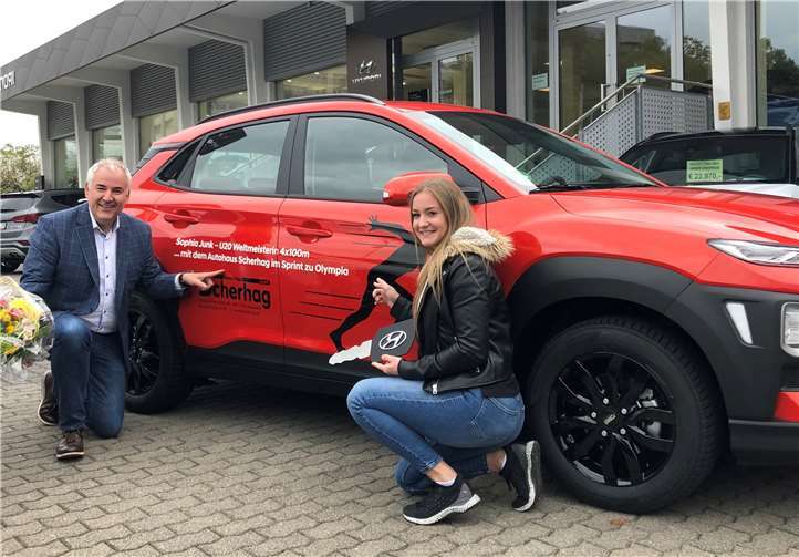 Feierliche Übergabe im Autohaus Scherhag Hyundai: Geschäftsführer Mark Scherhag und die Sprinterin Sophia Junk.privat