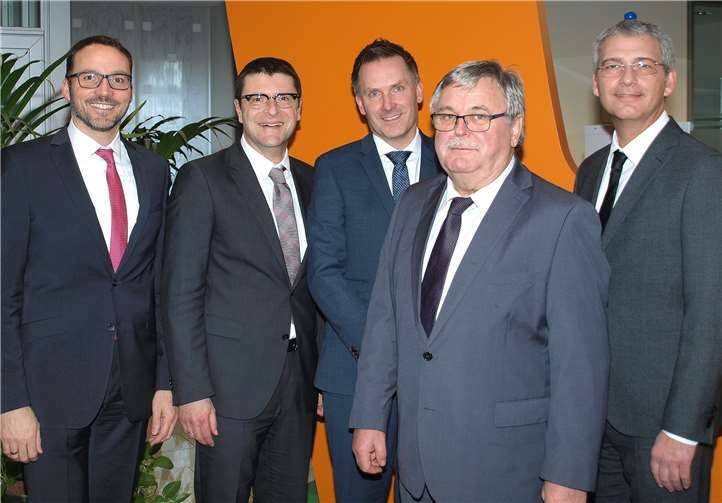 Feierliche Verabschiedung von Filialleiter Bernd Kill (2.v.r.) nach über 35 Jahren bei der Volksbank RheinAhrEifel durch Teamleiter Mirko Staut, Oliver Engels, Direktor des Regionalmarktes MayenRhein, Kundenberater und neuer Filialleiter Marco Schumacher sowie Vorstandsmitglied Sascha Monschauer, sowie (v.l.n.r.).privat