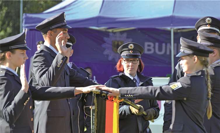 Feierliche Vereidigung mit der Flagge der Bundesrepublik Deutschland.