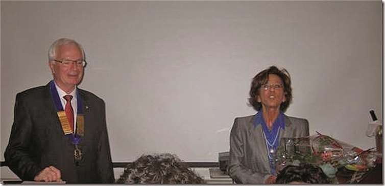 Feierlichen Akt der Aufnahme von Gabriele Schneider als erstes weiblichen Mitglied im Lions Club Bonn-Rhenobacum durch Präsident Joachim Küger. privat