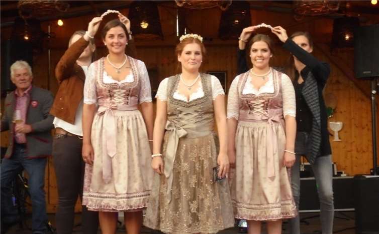 Feierlicher Augenblick - Übergabe der Kronen.