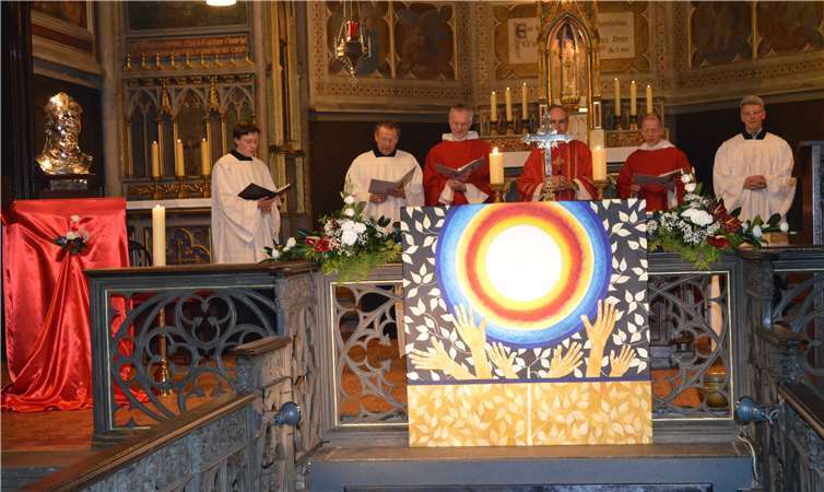 Feierlicher Gottesdienst auf dem Apollinarisberg: Die Büste mit den Reliquien des Heiligen wurde aus der Krypta erhoben. Foto: AB