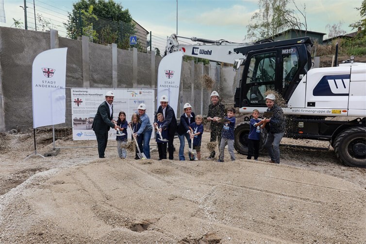 Feierlicher Spatenstich an der Grundschule Hasenfänger, am 24. August 2026Von links: Oberbürgermeister Christian Greiner, Schulleiterin Daniela Dockendorff, Bürgermeister Claus Peitz, Leiterin technisches Bauamt Eva-Maria Kern, Architekt Egon Schäfer und der designierte Bürgermeister Sammy Labidi, gemeinsam mit Kindern der Grundschule Hasenfänger.