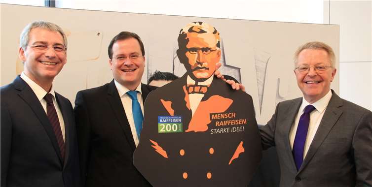 Feiern gemeinsam mit Mitgliedern und Kunden der Volksbank RheinAhrEifel das Raiffeisen-Jahr 2018: Vorstandsmitglieder Sascha Monschauer und Markus Müller, sowie der Vorstandsvorsitzende Elmar Schmitz (v.li.).VoBa