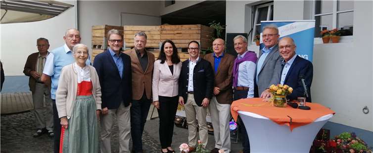 Feiern im Obsthof: (v.li.) Raimund Schink, Erika Meyer zu Drewer, Rainer Friedrich, Michael Sperling, Elisabeth Winkelmeier-Becker, Joachim Kühlwetter, Dieter Sossalla, Norbert Röttgen, Leonhard Müller und Bert Spilles. Foto: privat
