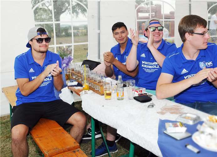 Feiernde Mitglieder des Frankener SV.