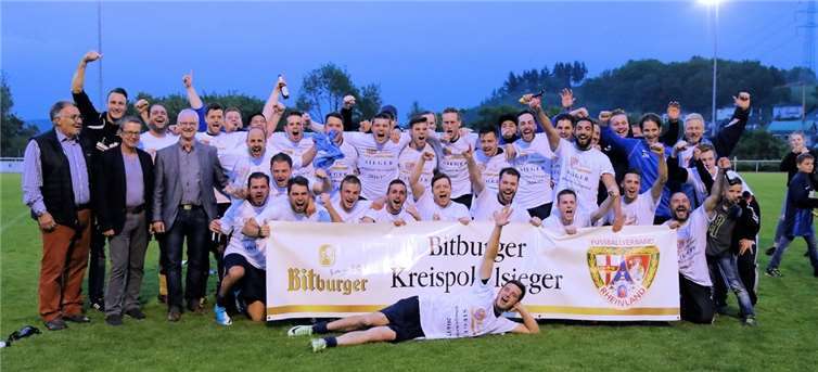 Feierstimmung beim VfL Kesselheim, der sich den Kreispokal der Saison 2016/17 sichern konnte.TH