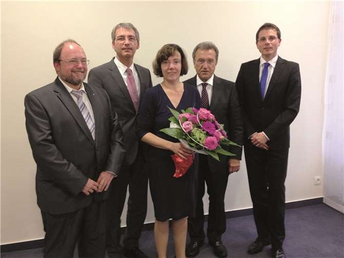 Feierstunde: (V.l.) Betriebsrat Stefan Linden, Vorstand Sascha Monschauer, Jubilarin Angela Luxem, Regionalmarktdirektor Peter Schäfer und Teamleiter Björn Krämer.  privat