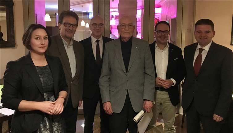 Feierstunde bei der CDU: Udo Peetz (4. v.li.) gehört der Partei seit 65 Jahren an. Mit ihm freuten sich (v.li.) Mitgliederbeauftragte Elena Dahmen, Vorsitzender Rainer Friedrich, Bürgermeister Bert Spilles, Fraktionsvorsitzender Joachim Kühlwetter und der CDU-Bürgermeisterkandidat Holger Jung.Foto: privat