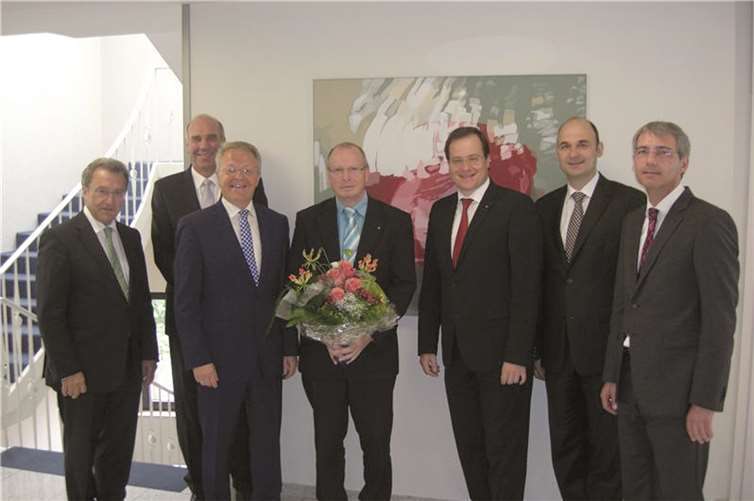Feierstunde bei der Voba RheinAhrEifel: V.l.n.r.: Peter Schäfer, Hermann Martini, Elmar Schmitz, Jubilar Werner Pinger, Markus Müller, Christof Bürger, Sascha Monschauer.privat