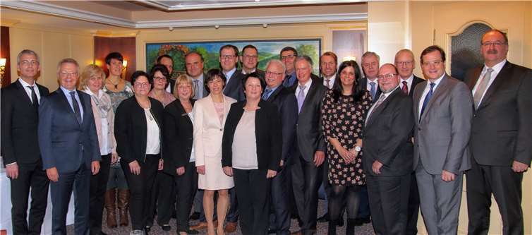 Feierstunde für die Dienstjubilare 2017 der Volksbank RheinAhrEifel eG: Im Landgasthof Michels in Schalkenmehren kamen die Jubilarinnen und Jubilare, der Vorstand mit Elmar Schmitz, Sascha Monschauer und Markus Müller, der Betriebsrat vertreten durch Wolfgang Krupp sowie Führungskräfte der Bank zusammen. Klaus Niederpruem