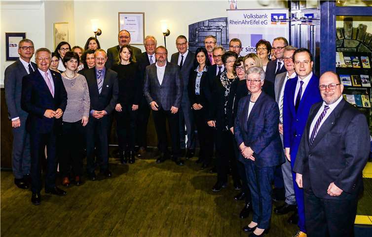 Feierstunde für die Dienstjubilare 2018 der Volksbank RheinAhrEifel: Im Weinrestaurant Klein‘s Fronhof in Winningen kamen die Jubilarinnen und Jubilare, der Vorstand mit Elmar Schmitz, Sascha Monschauer und Markus Müller, der Betriebsrat, vertreten durch den Vorsitzenden Stefan Linden, sowie Führungskräfte der Bank zusammen. privat