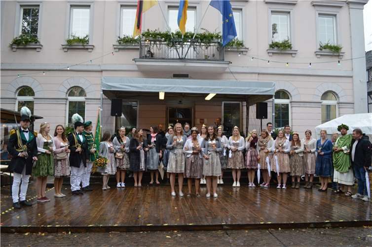 Feierstunde für die neuen Majestäten. 