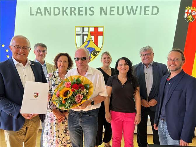 Feierstunde im Kreishaus (v.l.): Landrat Achim Hallerbach, Abteilungsleiter „Jugend und Familie“ Jürgen Ulrich, Personalratsvorsitzende Birgit Eisenhuth, Rainer Temming, Simone Höhner, Nesrin Uslu, 1. Kreisbeigeordneter Michael Mahlert und Referatsleiter „Sozialer Dienst“ Uwe Kukla.  Foto: Martin Boden/Kreisverwaltung Neuwied