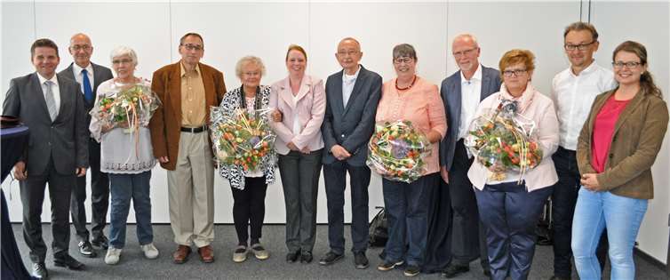 Feierstunde im Meckenheimer Rathaus: (v.l.) Holger Jung (Erster Beigeordneter), Bürgermeister Bert Spilles, Margarete Clausnitzer, Georg und Ulrike Langer, Christine Hilger (Pflegekinderdienst der Stadt Meckenheim), Hartmut und Ursula Kurowski, Wolfgang und Zita Schlolaut, Andreas Jung (Leiter Fachbereich Jugendhilfe der Stadt Meckenheim) sowie Julia Hahn (Pflegekinderdienst der Stadt Meckenheim). Auf dem Bild fehlen: Claudia und Christian Riegel. Stadt Meckenheim