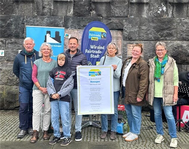 Feierstunde im Rahmen eines fairen Frühstücks an der Brücke von Remagen.  Foto: Christoph Heimbach