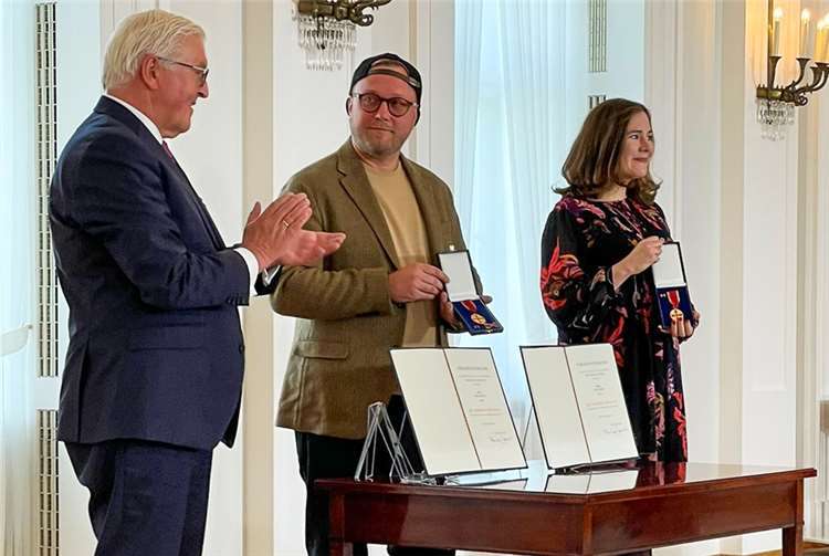 Feierstunde im Schloss Bellevue: Bundespräsident Frank-Walter Steinmeier zeichnete Max Strohe und Ilona Scholl für ihre Initiative „Kochen für Helden“ mit dem Bundesverdienstorden aus. Foto: René Riis