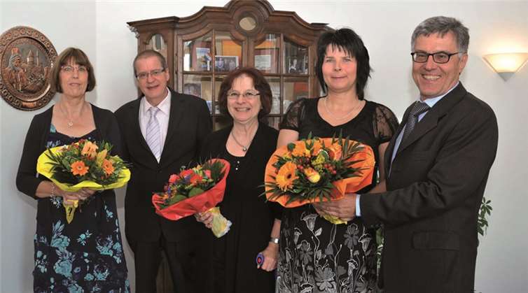 Feierten Dienstjubiläum (v.l.): Karin Peter, Johannes Büchel, Britta Weyerhäuser, Gudrun Kündgen und Bürgermeister Wolfgang Kroeger. RÜ