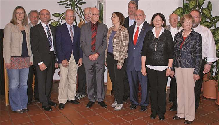 Feierten gemeinsam mit zahlreichen Gästen: Pfarrer Götz (6.v.r.) und Pater Kiefer (1.v.r.), Kreisbeigeordneter Rudi Zenz (3.v.l.), die Landtagsabgeordneten Katharina Raue (7.v.l.), Dieter Klöckner (5.v.r.) und Josef Dötsch (4.v.l.), Bürgermeister der VG Vallendar Fred Pretz, Vorsitzender Klaus Rogat (6.v.l.), Prof. Dr. Diana Franke-Meyer (1.v.l.), Holger Hachen (2.v.l.) und Gisela Ledwig-Gabriel (4.v.r.). privat