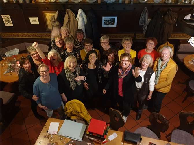 Feierten ihr 30-jähriges Jubiläum: Die Dienstags-Frauengruppe des TV Cochem mit Seniorenberaterin Jeannette Sabel (7. v. li.) und Trainerin Luana Ruiz (10. v. li).Foto: TV Cochem
