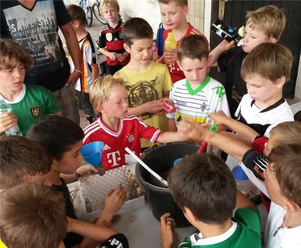 Fein gesiebt wurde die Asche von den Bambinis in Flaschen abgefüllt.privat