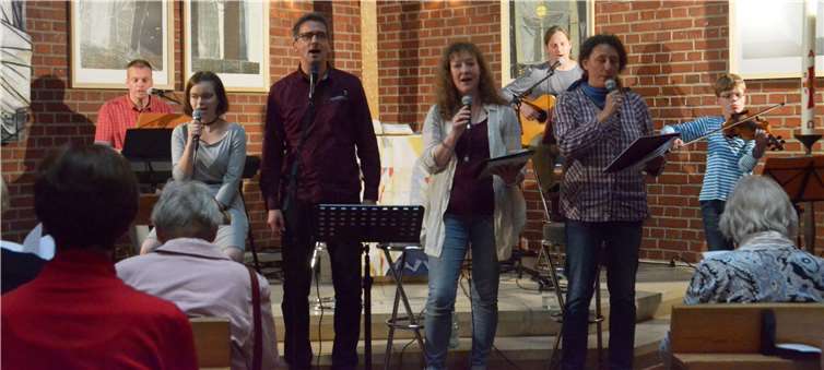 Feinsliebchen und Freunde singen Volkslieder bei Musik in der Gnadenkirche. Foto: privat