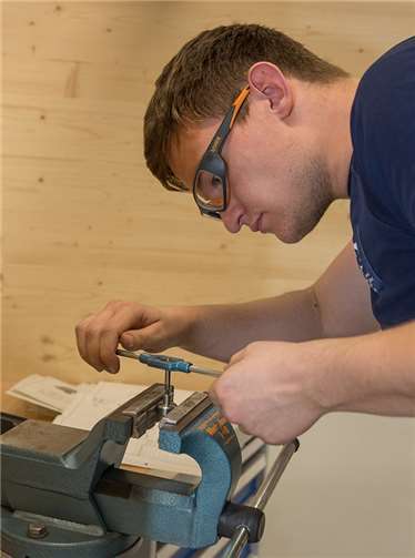 Feinwerkmechaniker Florian Gros aus Rennerod, beschäftigt beim Wasserstraßen- und Schifffahrtsamt Koblenz. Fotos: Klaus Herzmann