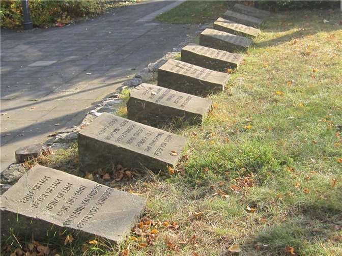 Feld der symbolischen Gräber.Fotos: Sammlung Zehnthaus