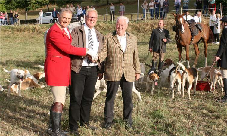 Feldführer Thomas Lühring, Schirmherr Eugen Schmitt und Jagdherr Heinz Daum freuen sich über eine gelungene Landesschleppjagd. Privat