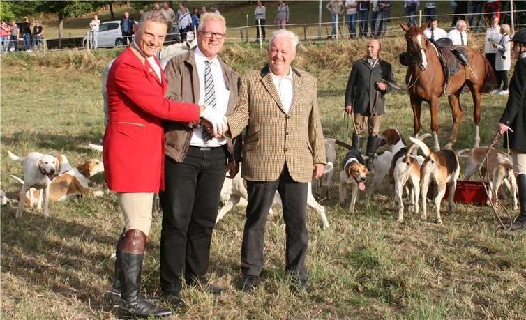 Feldführer Thomas Lühring, Schirmherr Eugen Schmitt und Jagdherr Heinz Daum freuen sich über eine gelungene Landesschleppjagd. privat